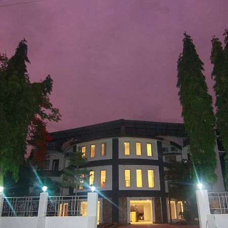 Strand Resort Lonavala Extérieur photo
