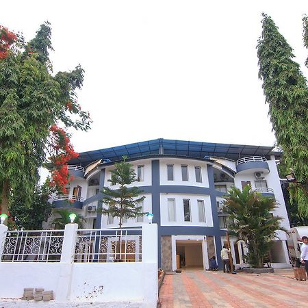 Strand Resort Lonavala Extérieur photo
