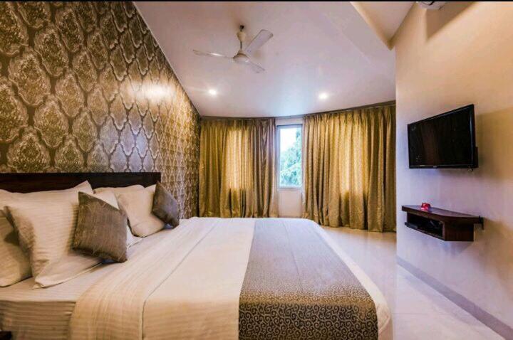Strand Resort Lonavala Extérieur photo