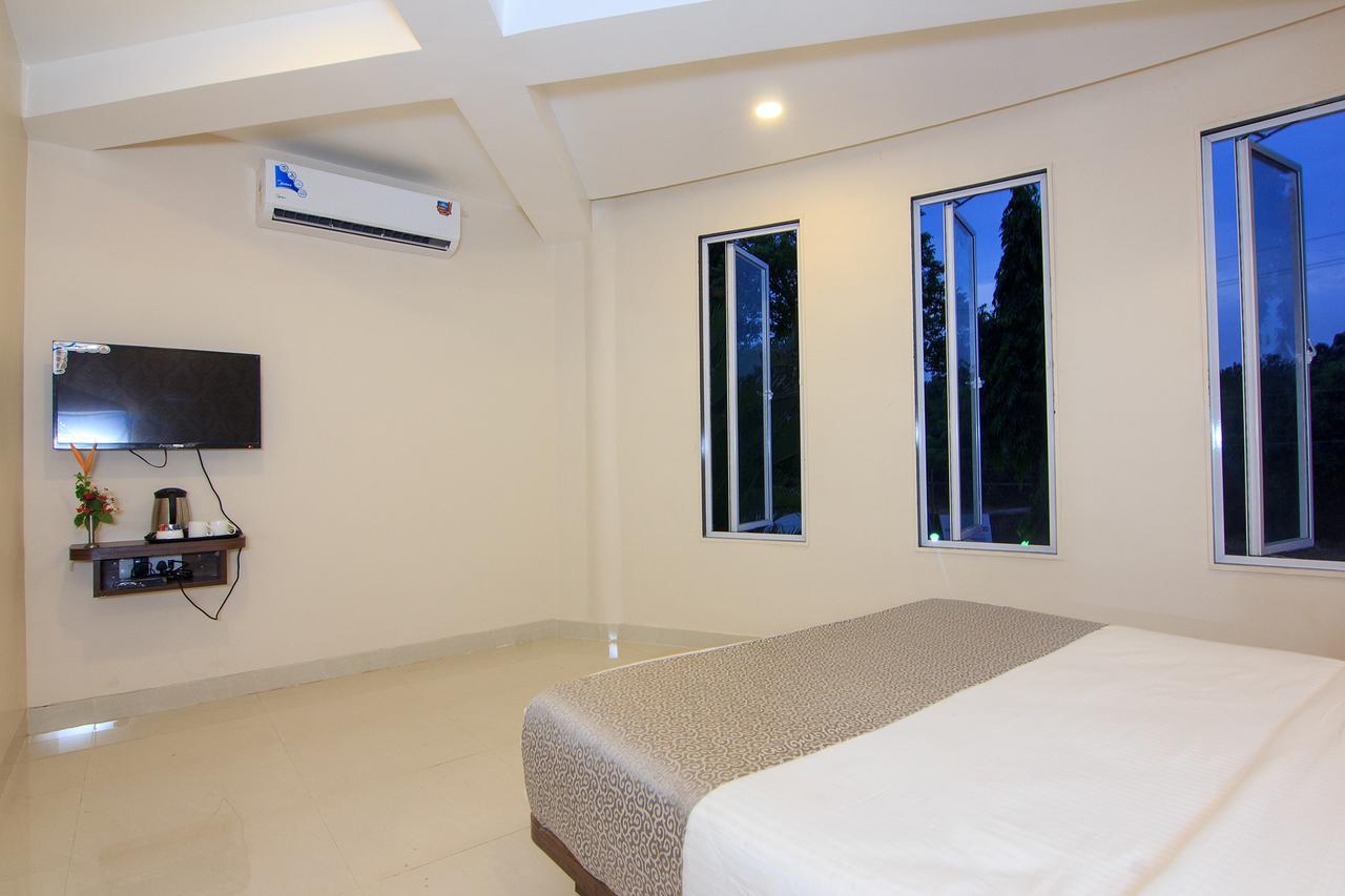 Strand Resort Lonavala Extérieur photo