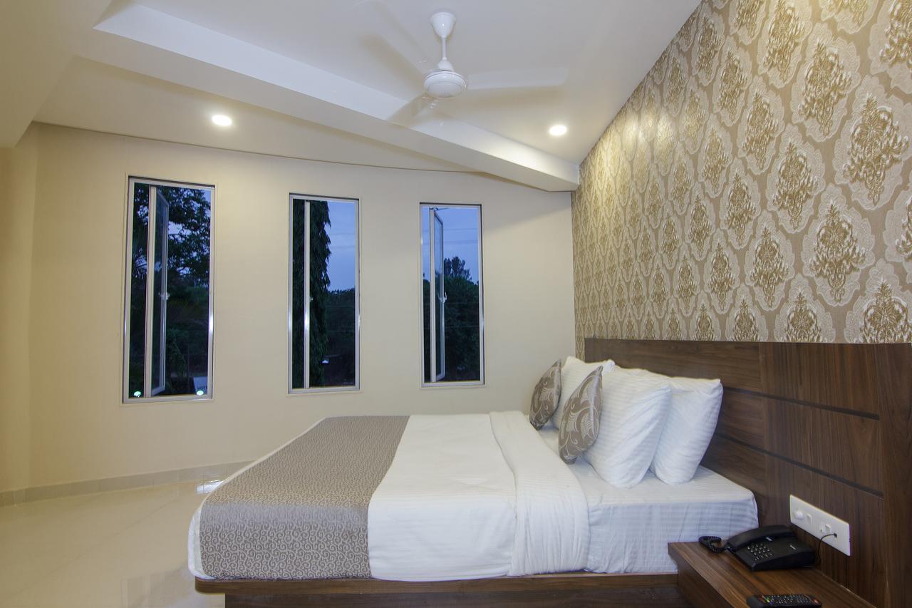 Strand Resort Lonavala Extérieur photo