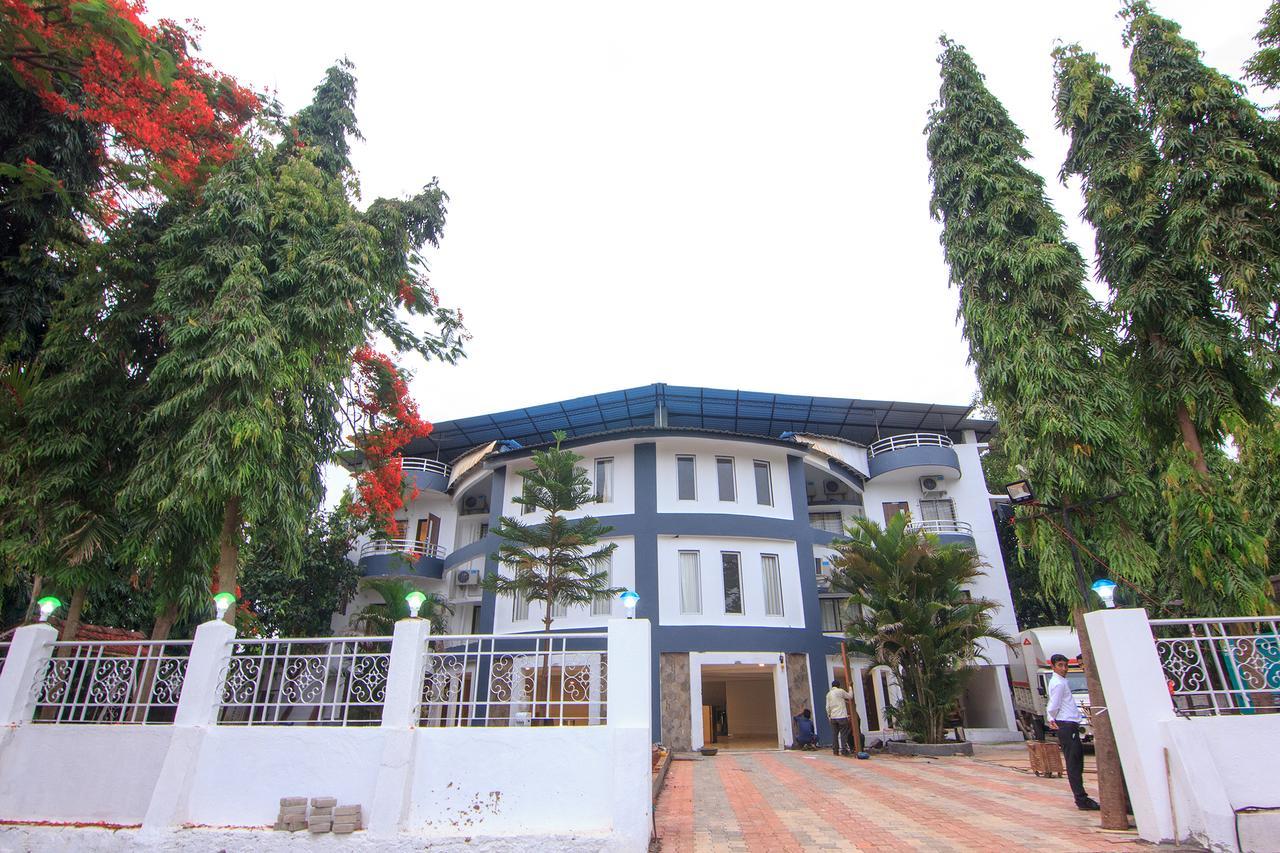 Strand Resort Lonavala Extérieur photo